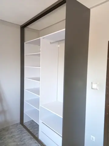 Vnitřní uspořádání skříně na míru, bílá