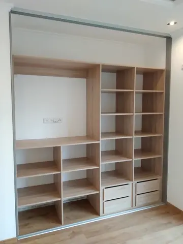 Vnitřní uspořádání skříně na míru v dekoru dub