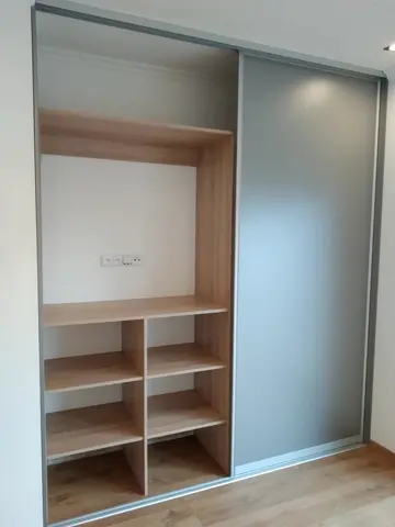 Vnitřní uspořádání skříně na míru, kombinace dekorů