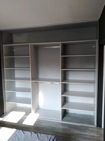Vnitřní uspořádání skříně na míru, bílá