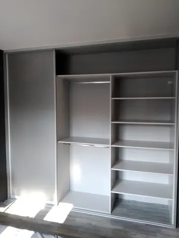 Vnitřní uspořádání skříně na míru, bílá