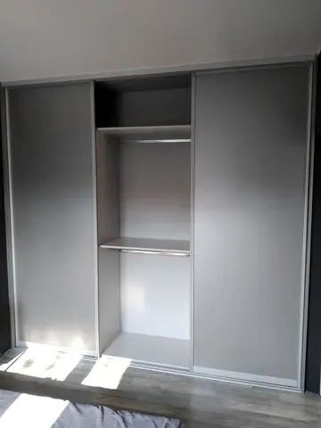 Vnitřní uspořádání skříně na míru, šedá