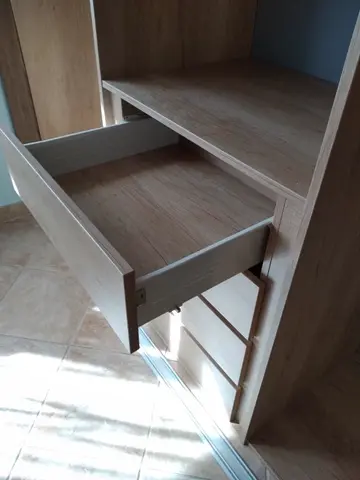 Vnitřní uspořádání skříně na míru v dekoru buk