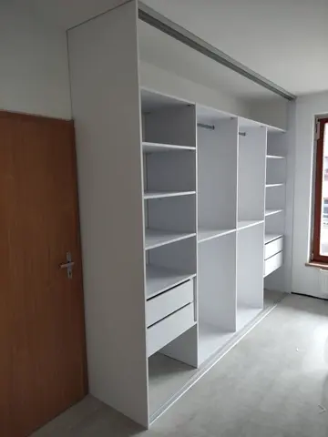 Vnitřní uspořádání skříně na míru, bílá