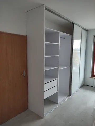 Vnitřní uspořádání skříně na míru, bílá