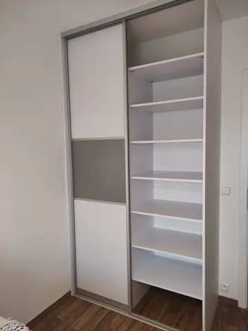 Vnitřní uspořádání skříně na míru, kombinace dekorů