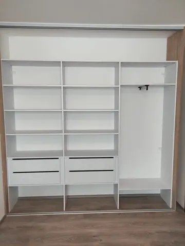 Vnitřní uspořádání skříně na míru, bílá