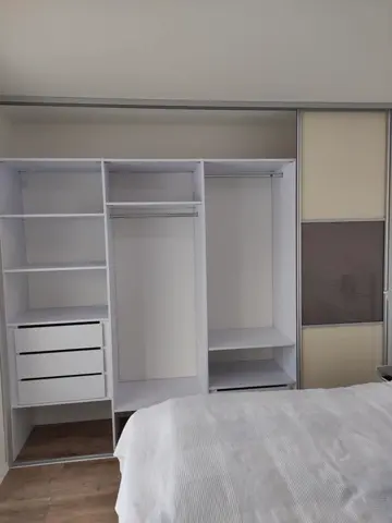 Vnitřní uspořádání skříně na míru, bílá