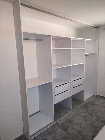 Vnitřní uspořádání skříně na míru, bílá