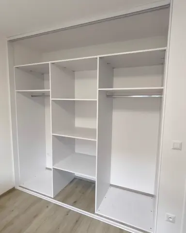 Vnitřní uspořádání skříně na míru, bílá