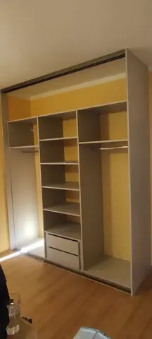 Vnitřní uspořádání skříně na míru, šedá