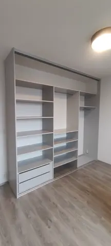 Vnitřní uspořádání skříně na míru, šedá