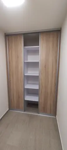 Vnitřní uspořádání skříně na míru, antracit