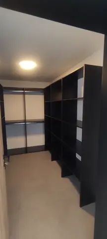Vnitřní uspořádání skříně na míru, kombinace dekorů