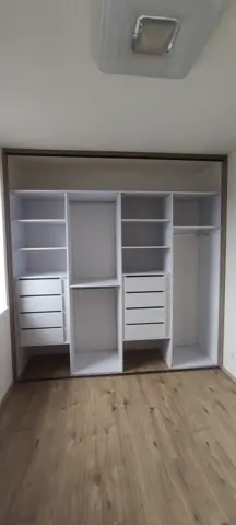 Vnitřní uspořádání skříně na míru, bílá