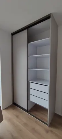 Vnitřní uspořádání skříně na míru, šedá