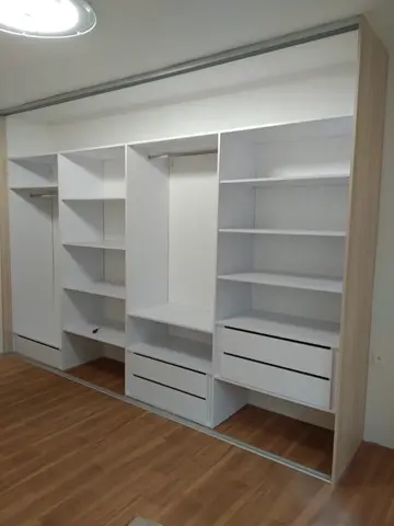 Vnitřní uspořádání skříně na míru, kombinace dekorů