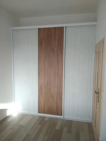 Vnitřní uspořádání skříně na míru, kombinace dekorů