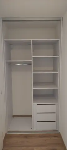 Vnitřní uspořádání skříně na míru, bílá