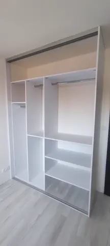 Vnitřní uspořádání skříně na míru, bílá