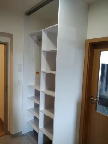 Vnitřní uspořádání skříně na míru do chodby a předsíně, bílá