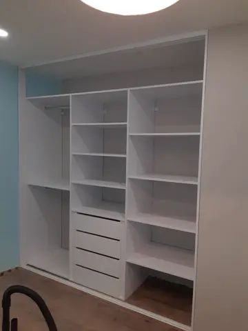 Vnitřní uspořádání skříně na míru do dětského pokoje, bílá