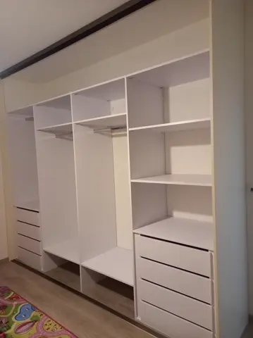 Vnitřní uspořádání skříně na míru do dětského pokoje, bílá
