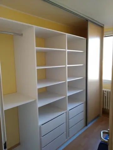 Vnitřní uspořádání skříně na míru do dětského pokoje, světlý dekor dřeva
