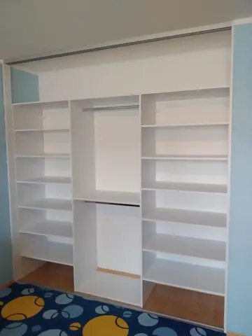 Vnitřní uspořádání skříně na míru do dětského pokoje, bílá