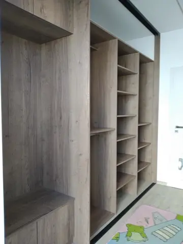 Vnitřní uspořádání skříně na míru do dětského pokoje v dekoru dub