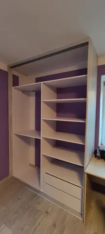 Vnitřní uspořádání skříně na míru do dětského pokoje, bílá