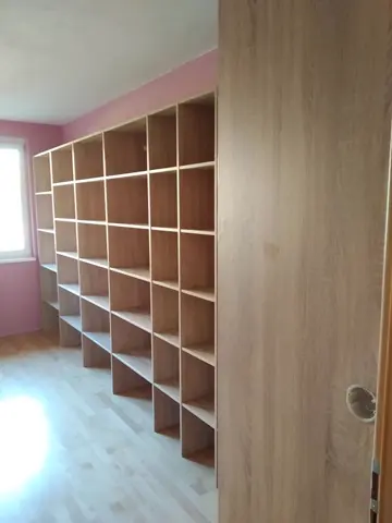 Vnitřní uspořádání skříně na míru do dětského pokoje v dekoru dub