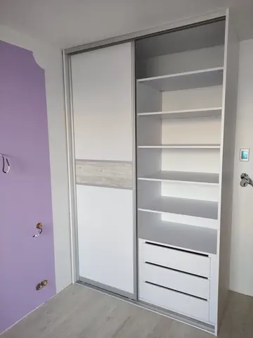 Vnitřní uspořádání skříně na míru do dětského pokoje, bílá