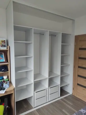 Vnitřní uspořádání skříně na míru do dětského pokoje, bílá