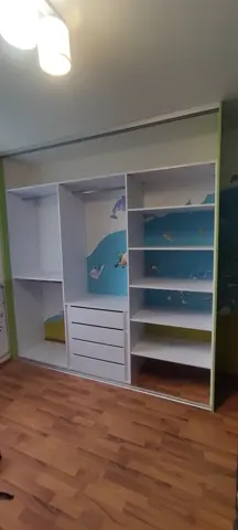 Vnitřní uspořádání skříně na míru do dětského pokoje, bílá