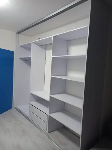 Vnitřní uspořádání skříně na míru do dětského pokoje, bílá
