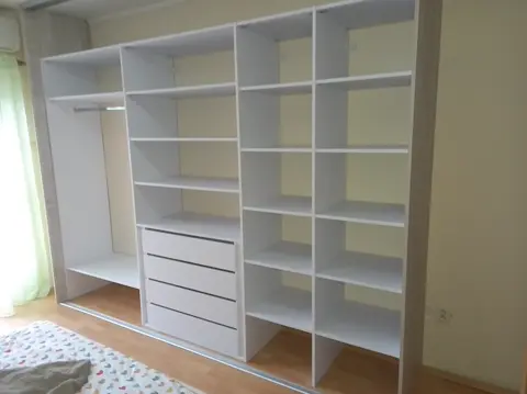 Vnitřní uspořádání skříně na míru do dětského pokoje, bílá