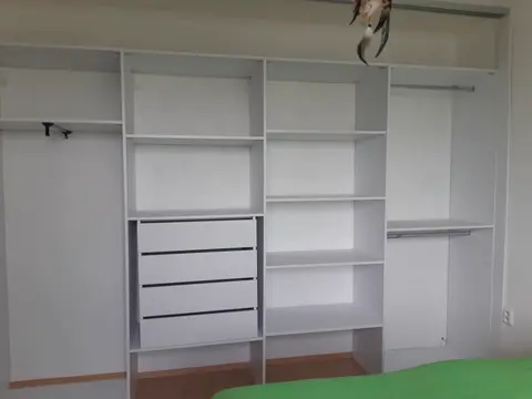 Vnitřní uspořádání skříně na míru do ložnice, bílá