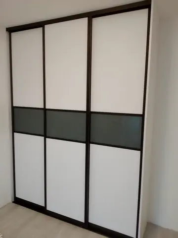 Vnitřní uspořádání skříně na míru do ložnice, bílá