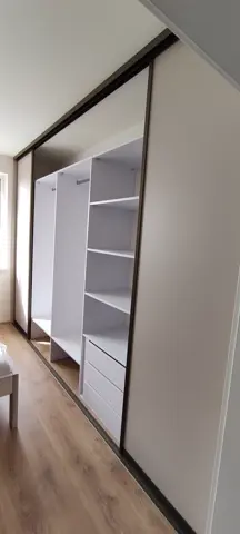 Vnitřní uspořádání skříně na míru do ložnice, bílá