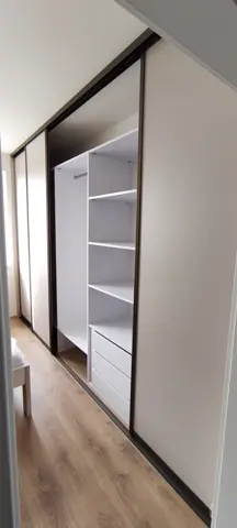 Vnitřní uspořádání skříně na míru do ložnice, bílá