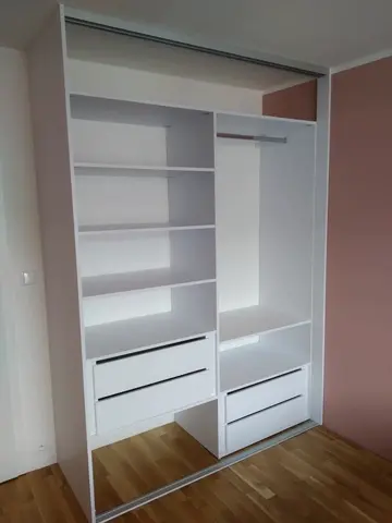 Vnitřní uspořádání skříně na míru do ložnice, bílá