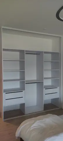 Vnitřní uspořádání skříně na míru do ložnice, bílá