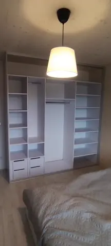 Vnitřní uspořádání skříně na míru do ložnice, bílá