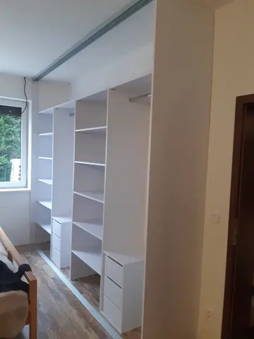 Vnitřní uspořádání skříně na míru do ložnice, bílá