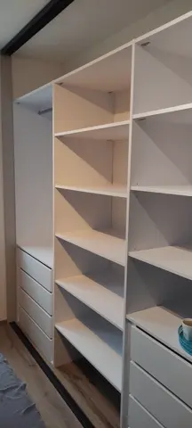 Vnitřní uspořádání skříně na míru do ložnice, bílá
