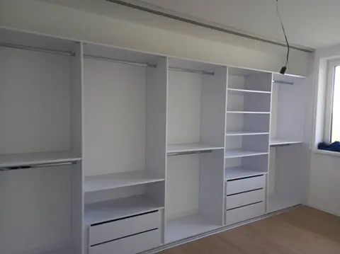 Vnitřní uspořádání skříně na míru do ložnice, bílá