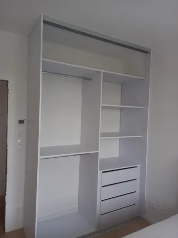 Vnitřní uspořádání skříně na míru do ložnice, bílá