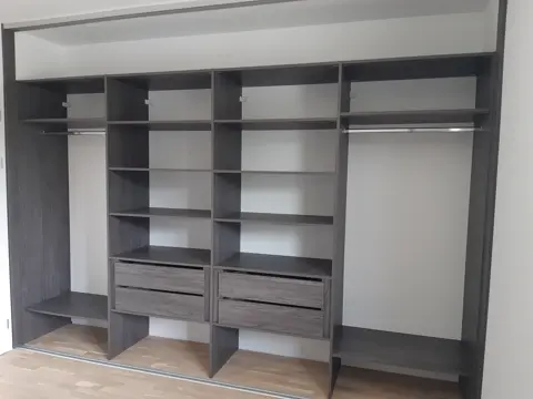 Vnitřní uspořádání skříně na míru do ložnice, šedá