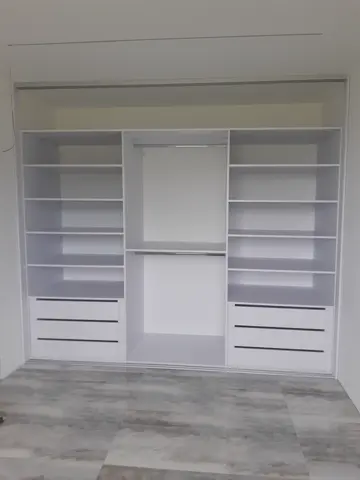 Vnitřní uspořádání skříně na míru do ložnice, bílá